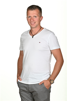 Portraitfoto von Roland Graf in weißem T-Shirt
